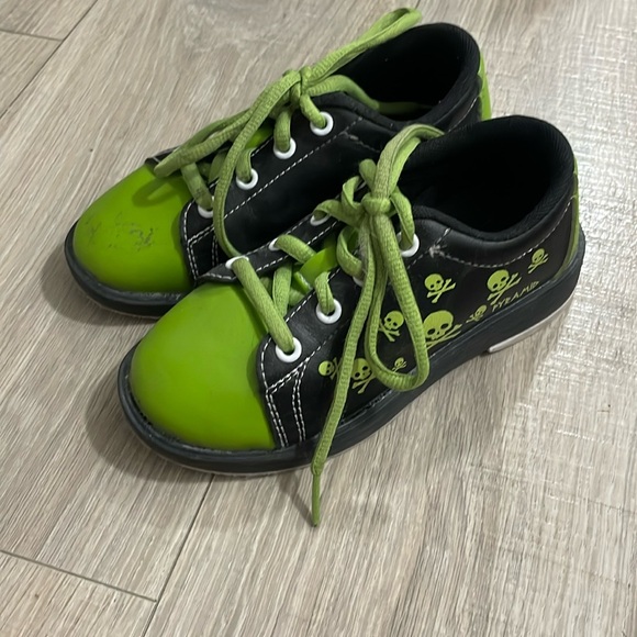 Pyramid Bowling shoes - Picture 1 of 3